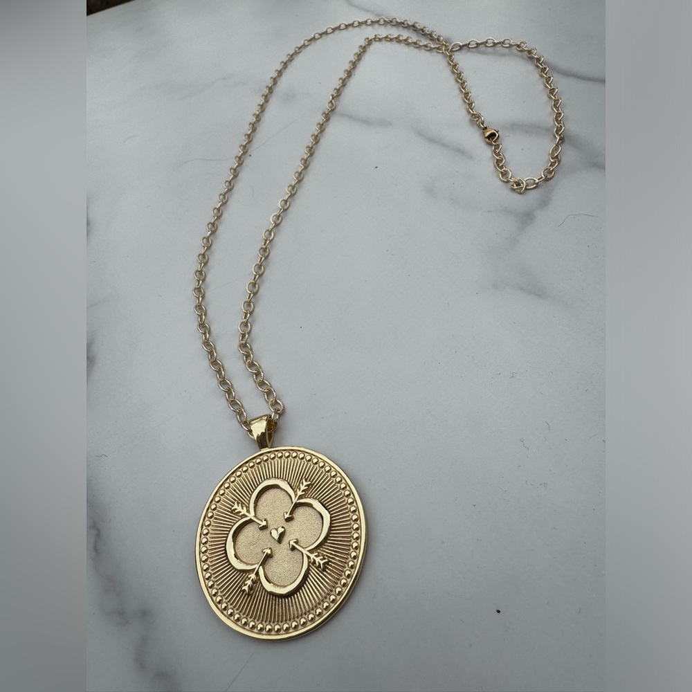 Elegant Gold Pendant Necklace